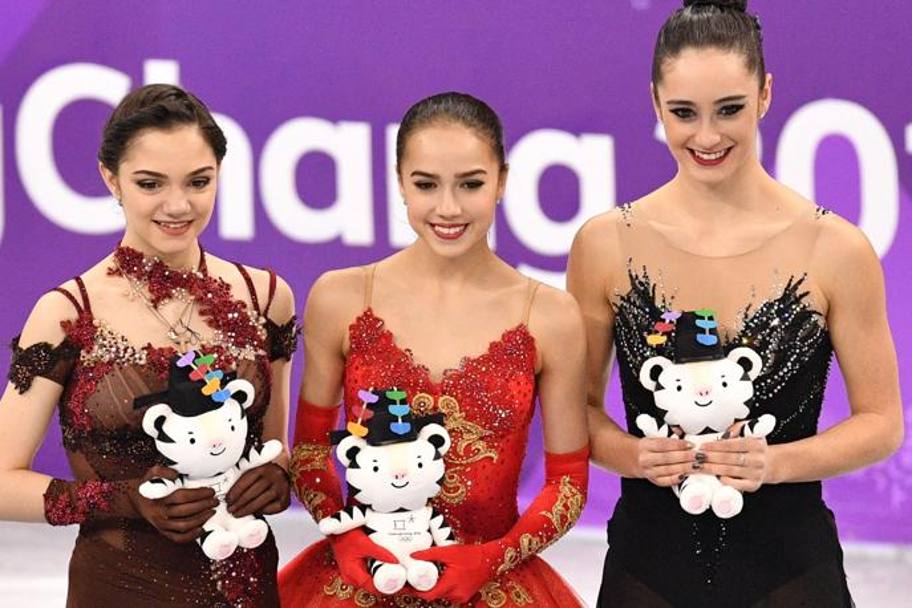 Il podio olimpico di PyeongChang: da sinistra Evgenia Medvedeva (argento); Alina Zagitova (oro); Kaetlyn Osmond (bronzo). Afp